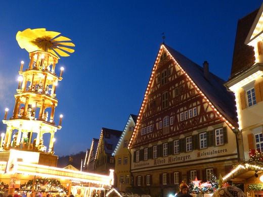 christmas-pyramid-70220_1920.jpg