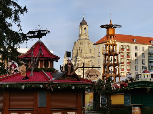 large-christmas-pyramid-72450_1920.jpg