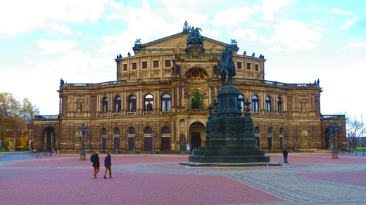 semper-opera-house-222005_1920.jpg